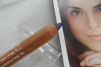 Yves Rocher Jumbo Plant-Based Eyeshadow Pencil Long Lasting Color Liner for Women Smudge-Proof Blue Starlight Night 06 Bleu Anemone Nacre 1.7 g