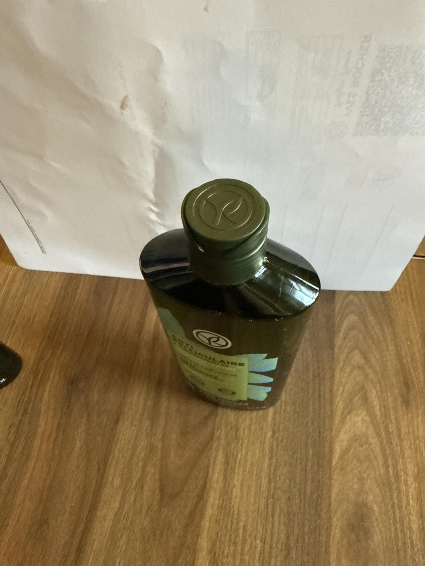 Yves Rocher Anti-Dandruff Treatment Shampoo, 300 ml./10.1 fl.oz.